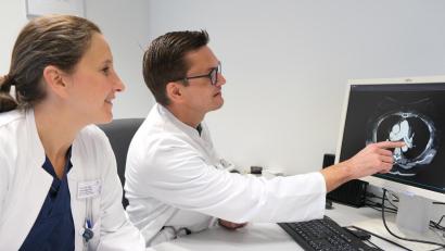 Bild: Sandra Dietl/Klinikum St. Marien Amberg
Leitende Oberärztin Dr. Verena Fabiunke-Dörr (links) und Chefarzt Professor Dr. Christoph Birner gehen bei der Behandlung von Lungenembolien neue Wege. Start ist aber immer wie hier mit der Diagnose.