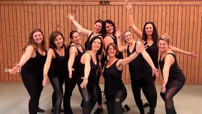Bild: Julia Hösl/exb
Der TSV Reuth präsentiert in diesem Jahr ein neues Damenballett. Die "TSV-Bixn" werden von Anna-Lena Mark (links) und Julia Hösl (rechts) trainiert.