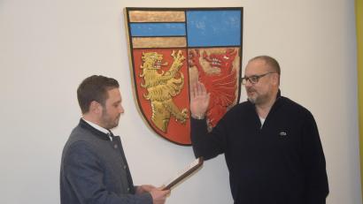 Bild: fz
Bürgermeister Ernst Lenk vereidigt German Schieder (von links) als neuen Gemeinderat.