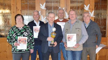 Bild: Birgit Heindl/exb
Die geehrten Brieftaubenzüchter (von links): Erna Niedermeier, Walter Schlenk, Georg Eichenseer, Richard Dötterl, Michael Niedermeier und Werner Troidl.
