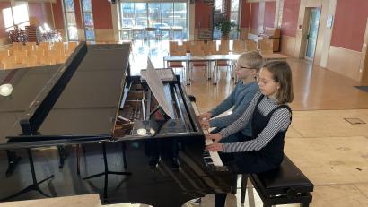 Bild: Manuel Liewald/exb
Pauline und Anton Liewald belegten den ersten Platz im Regionalwettbewerb "Jugend musiziert" . Kommenden Sonntag spielen sie beim Preisträgerkonzert in Sulzbach-Rosenberg