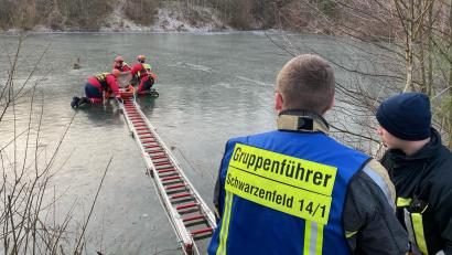 Bild: FF Schwarzenfeld/Fleischmann/exb
Die entscheidenden Momente am Montag Nachmittag: Die Retter der Wasserwacht bereiten sich vor, dem Reh eine Decke überzuwerfen, um es danach in die Schleifkorbtrage zu legen. Wichtig bei dem Einsatz ist die Steckleiter aus dem Löschfahrzeug.