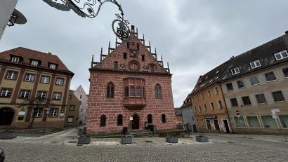 Bild: Andreas Royer
Der Luitpoldplatz mit dem Rathaus als Schaltzentrale der kommunalen Selbstverwaltung der Stadt Sulzbach-Rosenberg. Nach 60 Jahren mit SPD-Bürgermeistern müssen sich auch die Stadtratsfraktionen mit Stefan Frank als CSU-Bürgermeister auf einen neuen Sitzungsleiter und seine Vorgaben einstellen.