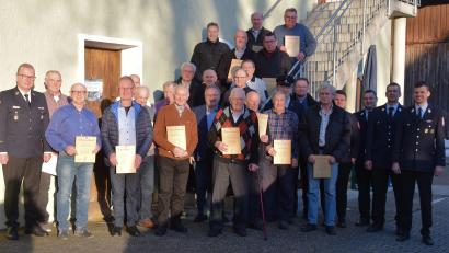 Bild: bö
Langjährige Mitgl8ider der Feuerwehr Mendorferbuch-Egelsheim werden geehrt. Dazu gratulieren Kreisbrandrat Christof Strobl (links), Vorsitzender Martin Inselsberger und Kommandant Markus Weigert (von rechts).
