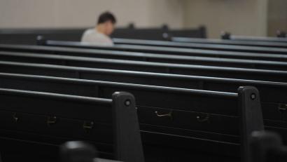 Symbolbild: Franziska Kraufmann/dpa
In den Kirchenbänken in wird es einsamer: In Weiden sind 2023 wieder hunderte Menschen aus der Kirche ausgetreten.