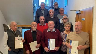 Bild: Thomas Döhler/exb
Für ihre Mitgliedschaft beim VdK-Ortsverband Pullenreuth wurden geehrt (vorne, von links) Josef Rosenberger, Helmut Seebauer, Josef Schindler, Linda-Marie Schindler und Horst Buchwald sowie (zweite Reihe, von links) Alfred Postner und Max Schön sowie (dritte Reihe, von links) Hans Englmann und Richard Michl und auch (vierte Reihe, von link) Alfons Sticht und Karl Lenhard.