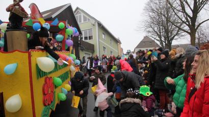 Archivbild: kro
Der Faschingszug des Faschingsvereins Rosamunde Mähring zieht an diesem Sonntag mit rund 50 Gruppen wieder durch die Ortschaft.