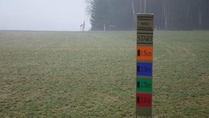 Bild: mmj
Die Ausschilderungen der Loipen sind am Mittwoch die einzigen Farbtupfer in der nebligen Landschaft am Nordic-Sport-Centrum in Schwand. Wie anders sähe sie bei Schnee aus.