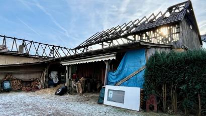 Bild: Gabi Schönberger
Das verkohlte Gerippe des "Koppmann-Stodls" steht im Zentrum von Dürnast. Wieso es dort in der Nacht auf den 10. Januar brannte, ist bislang unklar.