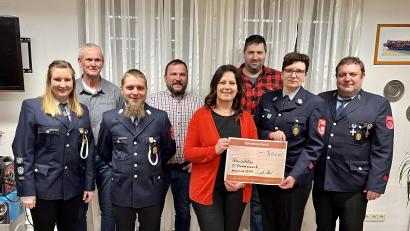 Bild: Feuerwehr Krummennaab/exb
Zweite Kommandantin Kathrin Gruber (von links), Manfred Naber (Geschäftsführer Dorfladen Krummennaab), Kommandant Patrick Schneider, Andreas Schaumberger, Claudia Grillmeier, Florian Heim, Zweite Vorsitzende Stefanie Sieder und Vorsitzender Matthias Reul bei der Spendenübergabe.