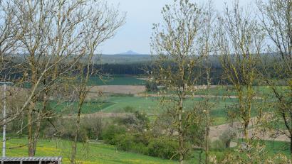Archivbild: bey
Im Bereich der hellen Felder im Hintergrund sollen die Windräder aufgestellt werden.