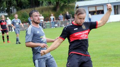 Archivbild: hho
Die Zeit von Spielertrainer Marian Vaclavik (rechts) beim Fußball-Kreisligisten ASV Waldsassen endet nach der aktuellen Spielzeit.