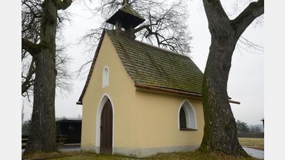 Bild: bey
Das Schindeldach der Kapelle in Lohma muss erneuert werden. Der Kostenaufwand wird derzeit auf 20.000 Euro geschätzt.