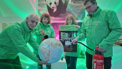 Bild: R. Kreuzer
Die Gruppe um Greenpeace will "die Brände auf der Erde löschen", das symbolisieren sie in diesem Bild. Franz Zielinski hält die Erdkugel.