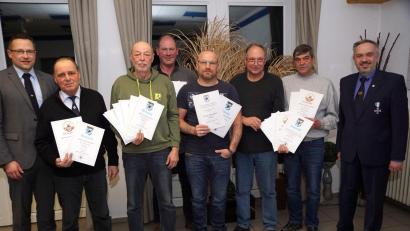 Bild: KSK Immenreuth/exb
Im Mittelpunkt der Jahreshauptversammlung der Krieger- und Soldatenkameradschaft standen ihre Schützen: (von links) Vorsitzender Martin Schmid, Hans Stahl, Peter Hößl, Roland Schäffler, René Schindler, Manfred Veigl, Günther Thätz und Kreisvorsitzender Thomas Semba.