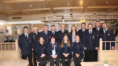 Bild: sis
Der neue Vorstand der Feuerwehr Poppberg: Christina Herbst, Doris Maderer, Tamara Hoffman und Laura Luber (vorne von links), Sven Hirschinger, Kreisbrandinspektor Hans Sperber, Helmut Schlenk, Norbert Franz, Kreisbrandrat Christof Strobl, Bürgermeisterin Brigitte Bachmann, , Johannes Franz, Thomas Bleisteiner, Matthias Franz und Reiner Schlenk (hinten, von links).