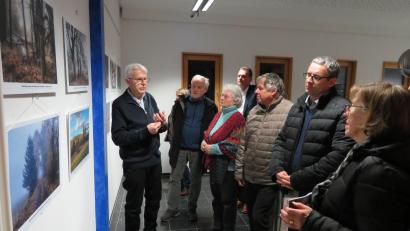 Bild: adj
Das verschwundene Dorf Paulusbrunn wieder zum Leben erwecken – das will eine Fotoausstellung im Rathaus Altenstadt/WN. Bei der Eröffnung erklärt Rainer Christoph, Leiter der Arbeitsgemeinschaft Paulusbrunn, den Besuchern viele Hintergründe.
