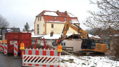 Archivbild: wro
Im Januar 2022 verschwand an der Steinwaldstraße das ehemalige Domizil der Schützengesellschaft Hackelstein. Dort soll jetzt eine begrünte Fläche entstehen, auf der Container, Ladestationen, Autos und Ruhebänke Platz finden.