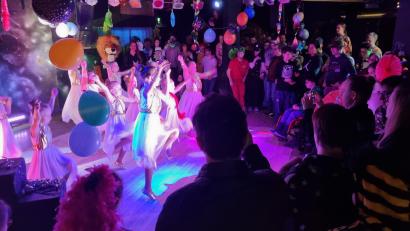 Bild: Florian Graf/exb
Mit tollen Auftritten von "Dance Unlimited" der DJK Weiden, bunter Deko und Verkleidungen wird beim Juz-Club in Weiden Fasching gefeiert.