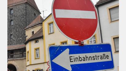 Bild: Stephan Huber
Die Ziegelgasse beim Ziegeltor in Amberg ist voraussichtlich bis Donnerstag, 1. Februar 2024, 14 Uhr, vollständig gesperrt. Der große Kran (links im Bild) wurde abgebaut und durch einen kleineren ersetzt.