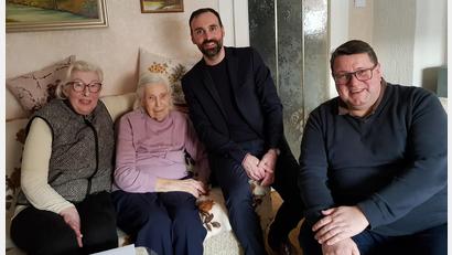 Bild: gi
Zum 95. Geburtstag von Maria Bergmann (Zweite von links) gratulieren ihre Tochter Ingrid sowie Pfarrer Udo Klösel und Bürgermeister Armin Bulenda (von rechts).