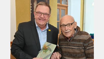 Bild: gf
Werner Kronfeld feierte 95. Geburtstag, dazu gratulierte Bürgermeister Martin Preuß und überreichte Stadtgeld.