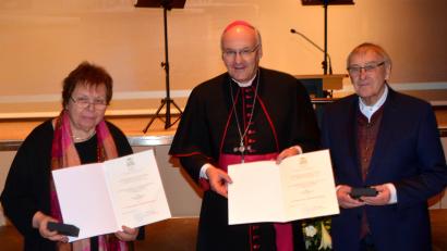 Bild: Carl B. Prämassing/exb
Bischof Rudolf Voderholzer überreicht die Verdienstmedaille an Raimund und Christine Pöllmann aus Schwandorf.