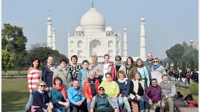 Bild: Theresia Otterbein
Natürlich gehörte auch ein Besuch des berühmten Taj Mahal zur Indien-Reise der beiden Pfarrverbände. Organisiert wurde sie von Pater Praveen (Zweiter von rechts).