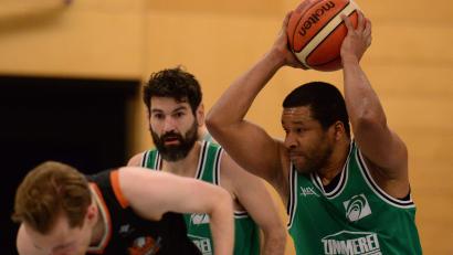 Bild: ham
Gilles Bertrand Gnokam Defo (rechts) war auch gegen Neustadt/WN der beste Werfer. Seizt einiger Zeit spielt er für die Schwarzenfelder Basketballer.