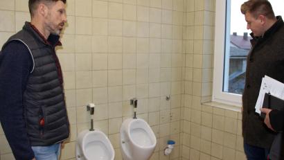 Bild: lep
Schülerinnen und Schüler verkneifen sich lieber den Gang zur Toilette. Daher besichtigt der Bauausschuss vor Beginn der Januarsitzung den Zustand der Toilettenanlagen in der Grund- und Mittelschule. Von links: Jürgen Adelhardt (Wählergemeinschaft ehemalige Gemeinde Sassenreuth) und Marco Streit (CWG).