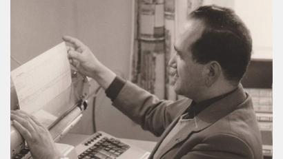 Bild: Archiv Schulz
Nahezu fünf Jahrzehnte war das Kürzel „fl“ ein Markenzeichen für schnelle, ausführliche und objektive Berichterstattung in der Amberger Zeitung. Hans Fleischmann schrieb die Artikel mit der Schreibmaschine. Die Kuverts mussten damals irgendwie schnellstmöglich nach Amberg gebracht werden.