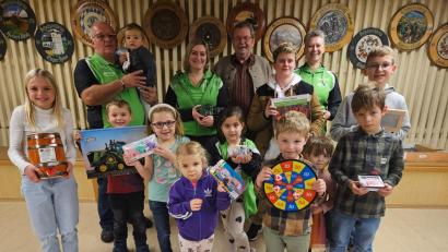 Bild: Schützengesellschaft Andreas Hofer/exb
Siegerehrung bei "Andreas Hofer": (Hinten, von links) Schützenmeister Stefan Kraus mit Enkel Benedikt, Christina Schuller, Ludwig Schultes, Fynn Knegten, Kerstin Knegten, Hannes Schröck sowie (vorne, von links) Emma Schröck, Felix Heindl, Romy Höcht, Pauline Höcht, Rosalie Balg, Lenz Bayer, Frida Bayer, Hannes Bayer.