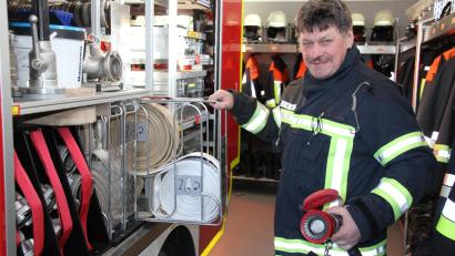 Bild: kro
Konrad Kolb, hier am Tragkraftspritzenfahrzeug der Feuerwehr Pfaffenreuth, tritt nach 30 Jahren als Kommandant nicht mehr an.