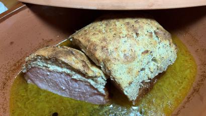 Bild: Michael Schiffer
Der Römertopf wird gewässert bevor der Braten hineinkommt. Im Sud und bei geschlossenem Deckel gart das Kasseler im Ofen.