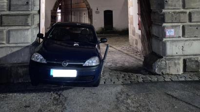 Bild: Polizei Amberg
Eine Verfolgungsfahrt durchs nächtliche Amberg endete für einen Opelfahrer im Wingershofer Tor. Dort erst konnten die Polizeibeamten den Mann festnehmen.