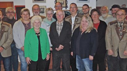 Bild: Weidner/exb
Georg Pösl (Bildmitte) gehört dem Schützenverein bereits 70 Jahre an – rechts daneben Roland Schaller (40 Jahre) und Irene Ruider (50 Jahre). Unser Bild zeigt die anwesenden Jubilare sowie die neu gewählte Vorstandschaft, an deren Spitze wieder Johann Dotzler als erster Schützenmeister steht.