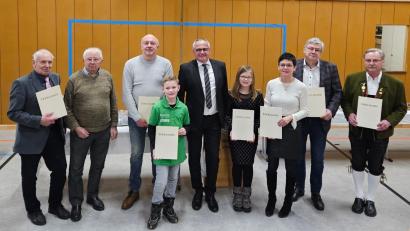 Bild: exb
Neujahrsempfang in Pullenreuth. Bürgermeister Hubert Kraus (Mitte) lobte und bedankte sich bei Alfons Anzer (von links), Johann Spörrer, Michael Meyer, Jakob Pinzer, Sophie Englmann, Ulrike und Franz Weiß sowie Johann Hecht für deren Engagement.