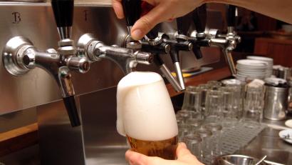 Symbolbild: Petra Hartl
Wer Alkohol in einer Gaststätte ausschenkt, braucht eine Erlaubnis. Das Landratsamt hat sie einem Pfreimder Disko-Wirt entzogen.