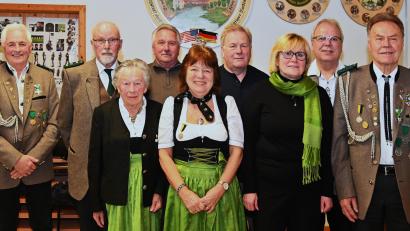 Bild: gf
Ehrungen für langjährige und verdiente Mitglieder der Schützengesellschaft Freischütz Karmensölden (von links): Schießleiter Hans Meier, Oberschützenmeister Stephan Brem, Inge Häusler, Rudolf Drexler, Silvia Engel, Stefan Neubauer, Renate Drexler, Rudolf Möschl und Hermann Mertel.