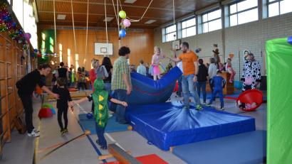Bild: gi
Ob am Barren, an der Kletterwand, an Schwingseilen oder auf den großen Matten: Die Kinder dürfen nach Herzenslust toben.