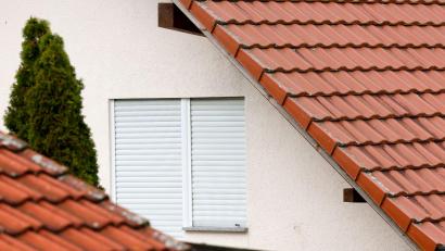 Bild: Heiko Becker/dpa
Die Rollläden am Fenster eines Hauses sind heruntergelassen.