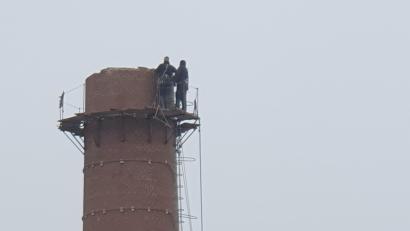 Bild: Lowak
Der Kamin in der ehemaligen Porzellanfabrik in Windischeschenbach wird zurückgebaut.