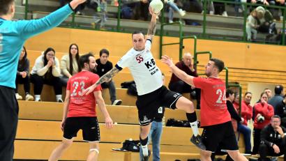 Archivbild: Hubert Ziegler
Der HC Sulzbach (im Bild Milan Stancic, weißes Trikot) gastiert am Sonntag beim SV Buckenhofen.