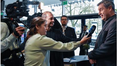 Bild: Stephan Huber
Groß war das Medieninteresse am Festakt anlässlich des fünfjährigen Bestehens des Bayerisches Landesamts für Pflege. Ministerpräsent Markus Söder (rechts) war zu Gast.