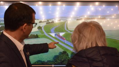 Bild: lue
Bei einem Infomarkt der Deutschen Bahn konnten Bürger ihre Fragen zur Elektrifizierung der Bahnstrecke Marktredwitz–Regensburg äußern. Auf einem Bildschirm gab es eine Visualisierung der Teilstrecke Reuth bei Erbendorf zu sehen.