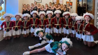 Bild: TuS Mitterteich/exb
Die Bambini- und die Jugendgarden sowie das Tanzpaar Victoria und Lennox des TuS Mitterteich traten kürzlich vor den Besuchern des Dienstagscafés im Mehrgenerationenhaus auf.