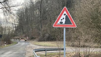 Bild: ihl
Die Gemeindeverbindungsstraße von Nabburg nach Stulln ist erneut gesperrt. Erinnerungen an Felssturz von Februar 2023 werden wach.
