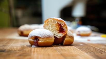 Bild: Franka Eichl
In Bayern heißen sie Krapfen, im Rheinland Berliner und die Berliner selbst nennen sie Pfannkuchen – egal wie, das süße Hefegebäck ist aus der Faschingszeit nicht mehr wegzudenken.
