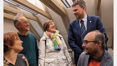 Bild: eib
Die Autoren Kristýna Pinkrová und Ladislav Ptáček (sitzend vorne) zusammen mit dem Übersetzer Bohumil Kricner (links), seiner Frau und Bürgermeister Martin Kopecký.