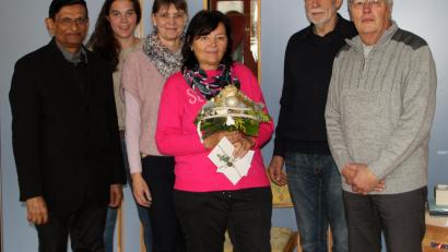 Bild: lep
Von der engagierten Kinderpflegerin Anita Leipold (vorne Mitte) nehmen Abschied (von links) Pfarrer Augustin Lobo, Lena Schreglmann (Erzieherin), Daniela Dimler (Leiterin), Alois Lehner (Kirchenverwaltung) und Otmar Buchmann (Kirchenverwaltung).